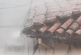 (VIDEO) Olujno NEVRIJEME stiglo u region: Snažan vjetar, poplave i grad!