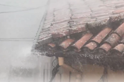 (VIDEO) Olujno NEVRIJEME stiglo u region: Snažan vjetar, poplave i grad!