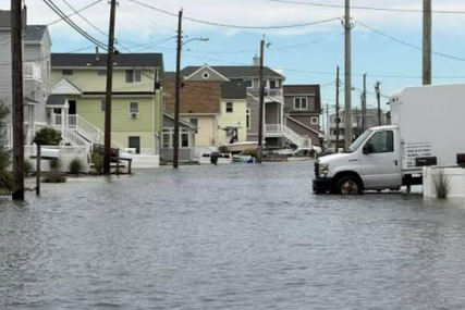 Dramatični prizori u New Jerseyju: Voda prekrila saobraćajnice i počela ulaziti u kuće (VIDEO)