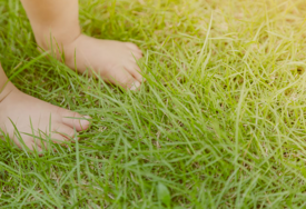 Dijete stalno skida čarape i cipele? Nemojte se brinuti, evo zašto je dobro da hoda boso