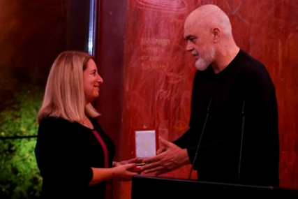 Edi Rama uručio "Medalju javne zahvalnosti" izraelskoj ambasadorici u Albaniji koja pokriva BiH