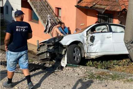 Pijani vozač automobilom uletio u tuđu avliju u Srebreniku, zaustavio se ispred žene