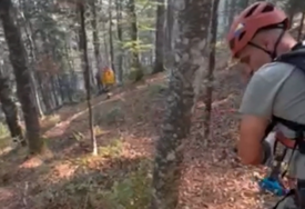 VIDEO / Pogledajte kako OS BiH dopremaju vodu ziplineom do požarišta