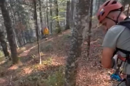 VIDEO / Pogledajte kako OS BiH dopremaju vodu ziplineom do požarišta