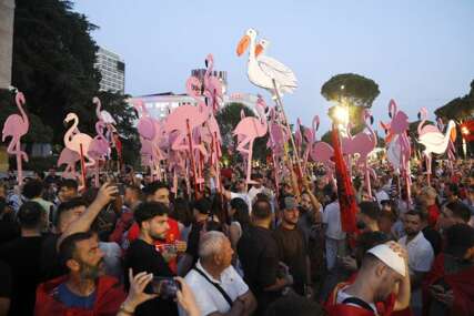 Albanska dijaspora krenula na protest u Tiranu, crnogorska ih policija zadržala