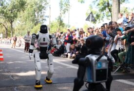 Roboti protestovali u Poljskoj i tražili stroža pravila za umjetnu inteligenciju (VIDEO)