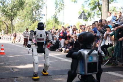 Roboti protestovali u Poljskoj i tražili stroža pravila za umjetnu inteligenciju (VIDEO)