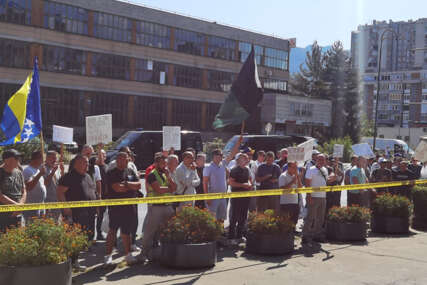 Rudari stigli ispred Vlade FBiH, uzvikuju "lopovi, lopovi"