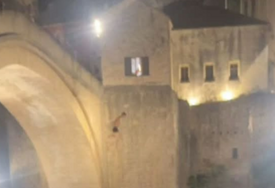 MLADIĆ SKOČIO SA STAROG MOSTA, UPUĆEN APEL: "Ovo je moglo završiti sasvim drugačije" (VIDEO)