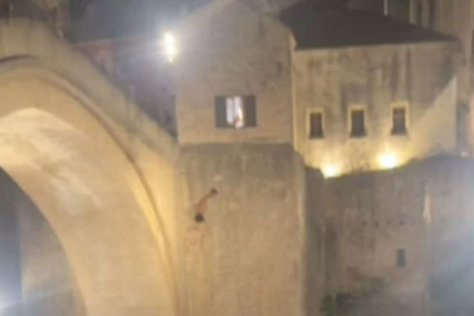 MLADIĆ SKOČIO SA STAROG MOSTA, UPUĆEN APEL: "Ovo je moglo završiti sasvim drugačije" (VIDEO)