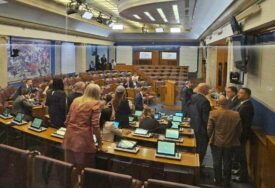 Mandić utekao sa sjednice Skupštine na čijem dnevnom redu je njegova smjena