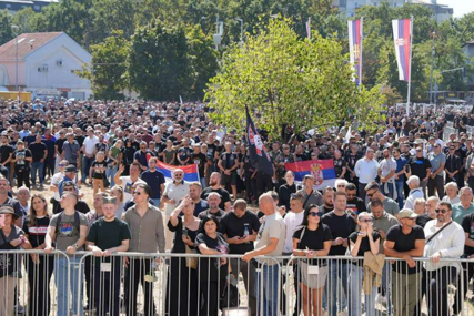 Različite procjene o broju ljudi na sprovodu monstruma - od 16 do 150 hiljada