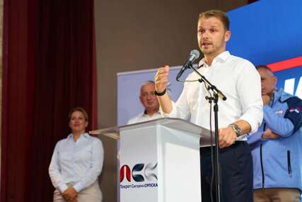 Stanivuković uočio zanimljiv detalj na plakatu SNSD-a: Pogledajte stomak Save Minića