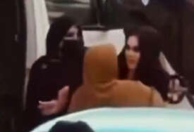 VIDEO Talibani privode žene po Kabulu. Snimljeno kako ih guraju u kombi