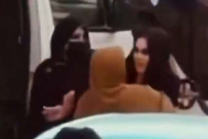 VIDEO Talibani privode žene po Kabulu. Snimljeno kako ih guraju u kombi