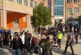 (VIDEO) Oružani napad ispred škole u Turskoj, više učenika ranjeno