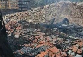 SITUACIJA ALARMANTNA Vatra prišla kućama u Poljicama, apeluje se na dobrovoljce