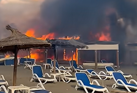 (VIDEO) Vatra gutala sve: Izgorjela popularna Velika plaža u Ulcinju