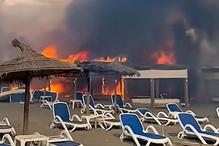 (VIDEO) Vatra gutala sve: Izgorjela popularna Velika plaža u Ulcinju