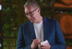 Aleksandar Vučić glumio konobara u restoranu, evo šta su mu gosti naručivali