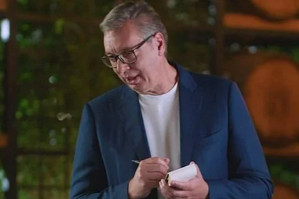 Aleksandar Vučić glumio konobara u restoranu, evo šta su mu gosti naručivali