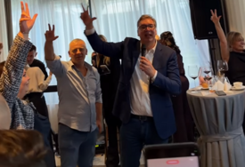 Vučić večeras podnosi ostavku, "oprostio se" uz poneku suzu i tri prsta