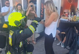 Neobične zaruke: Vatrogasac došao u punoj opremi pred djevojku (VIDEO)