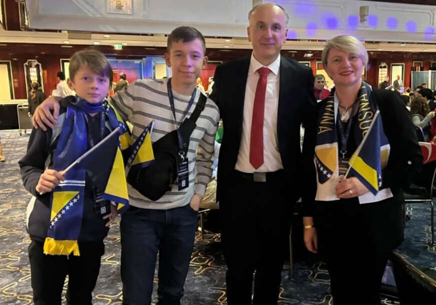 FOTO: AMBASADOR ARNAUT SA VOGOŠĆANSKIM AMBASADORIMA ZNANJA