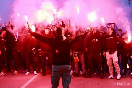 BH Fanaticosi u vatrenom korteu krenuli prema Bilinom Polju i zagrijali atmosferu na ulicama Zenice