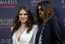 Novi zvjezdani par: Zaručili su se Elizabeth Hurley i Billy Ray Cyrus