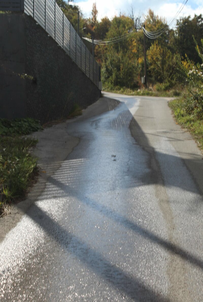 FOTO: IZ PRIVATNOG POSJEDA VODA I FEKALIJE ISTIČU NA ULICU