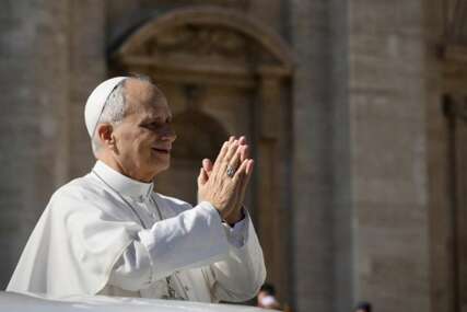 Papa Lav XIV: Nikada ne prepuštajte odluke o oružju i granicama vještačkoj inteligenciji