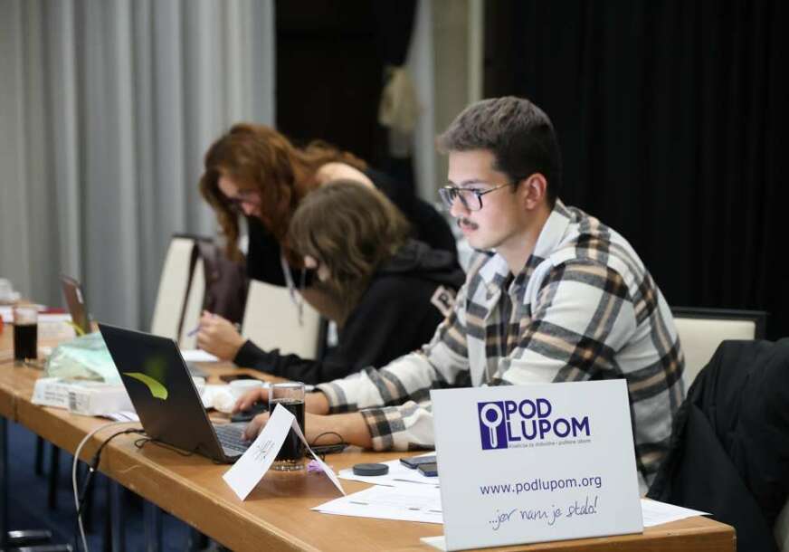 FOTO: POD LUPOM