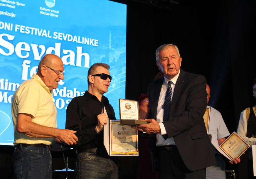 FOTO: PRIZNANJE MIMAR SEVDAHA ZA AIDA HUSREPA NA 8 MEĐUNARODNOM FESTIVALU SEVDAHA U MOSTARU