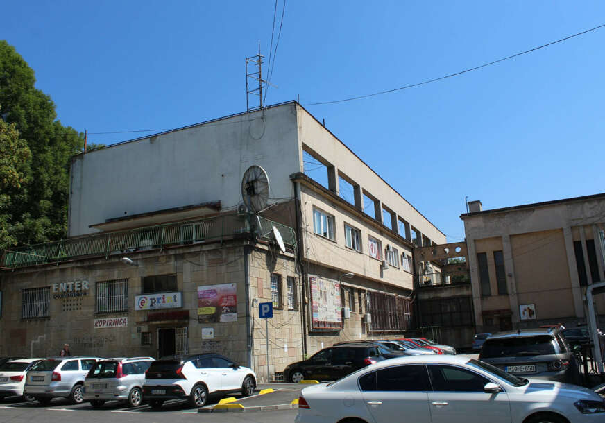 FOTO: UPRAVNA ZGRADA JAVNE USTANOVE KSC VOGOŠĆA JASMIN ISANOVIC ŽUTI/E. MURAČEVIĆ