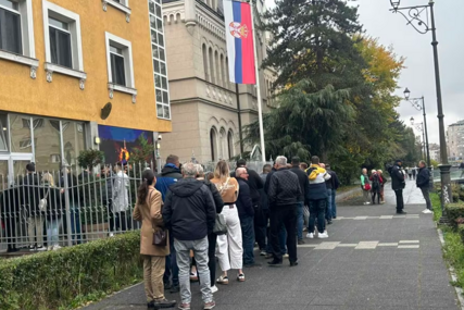 Gužve ispred Ambasade Srbije u Sarajevu: Građani čekaju u redovima kako bi glasali na vanrednim izborima