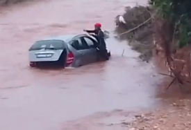 Dramatične scene dolaze iz Španije - palo 700 litara kiše po kvadratu! (VIDEO)