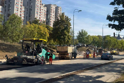 Počelo asfaltiranje lijeve strane saobraćajnice u ulici Ive Andrića