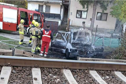 Auto izgorio u Blažuju, mještani optužuju migrante