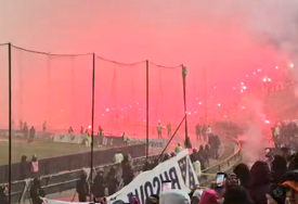 Ionako očajan derbi na Koševu prekinut bakljadom u simboličnoj 80. minuti, sudija povukao igrače s terena (VIDEO)