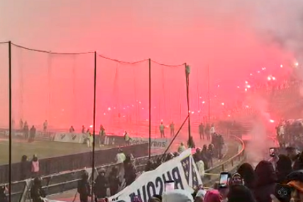 Ionako očajan derbi na Koševu prekinut bakljadom u simboličnoj 80. minuti, sudija povukao igrače, pa ih vraćao na teren (VIDEO)