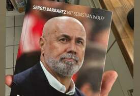 Sergej Barbarez pokazao svoju autobiografiju i poslao poruku: "Ja i lopta"