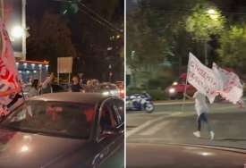 VIDEO Sukob vučićevaca i studenata u Beogradu. Žena otela zastavu SNS-ovcima