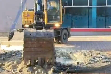 Nadležni srušili fontanu u centru Bihaća: "Bager radi i nedjeljom"