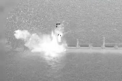 Amerikanci pogodili teretni brod koji je isplovio iz iranske luke (VIDEO)