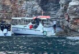 Čamac sa turistima se zapalio u Budvi