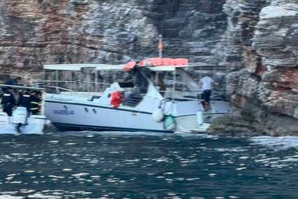Čamac sa turistima se zapalio u Budvi