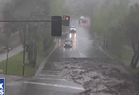 STRAŠNE SCENE IZ ČILEA Saobraćaj se odvijao normalno, a onda je naišla bujična kataklizma i počela nositi sve pred sobom (VIDEO)