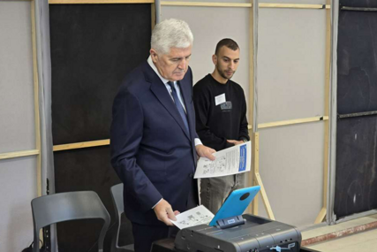 Čović glasao u Mostaru: Ovo je veliki dan za hrvatski narod i cijelu Bosnu i Hercegovinu