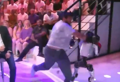 Čovjek se potukao sa robotima, pogledajte kako je završilo (VIDEO)